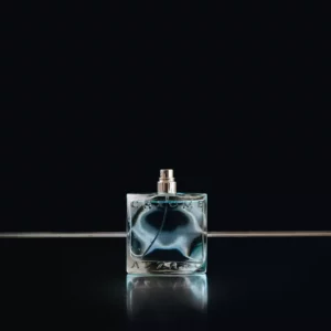 Boccetta di profumo su sfondo nero