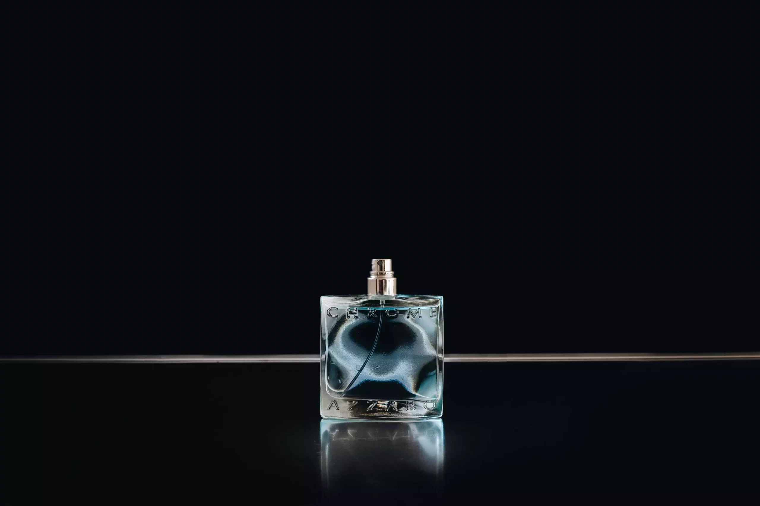 Boccetta di profumo su sfondo nero